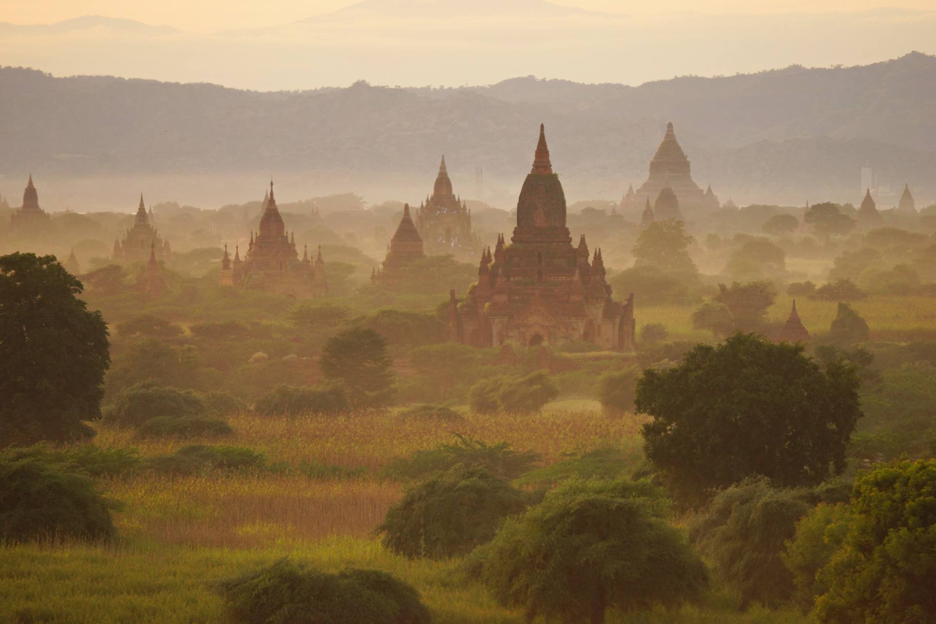 Bauruine Pyathadar (Pyathatgyi) Tempel vor der untergehenden Sonne